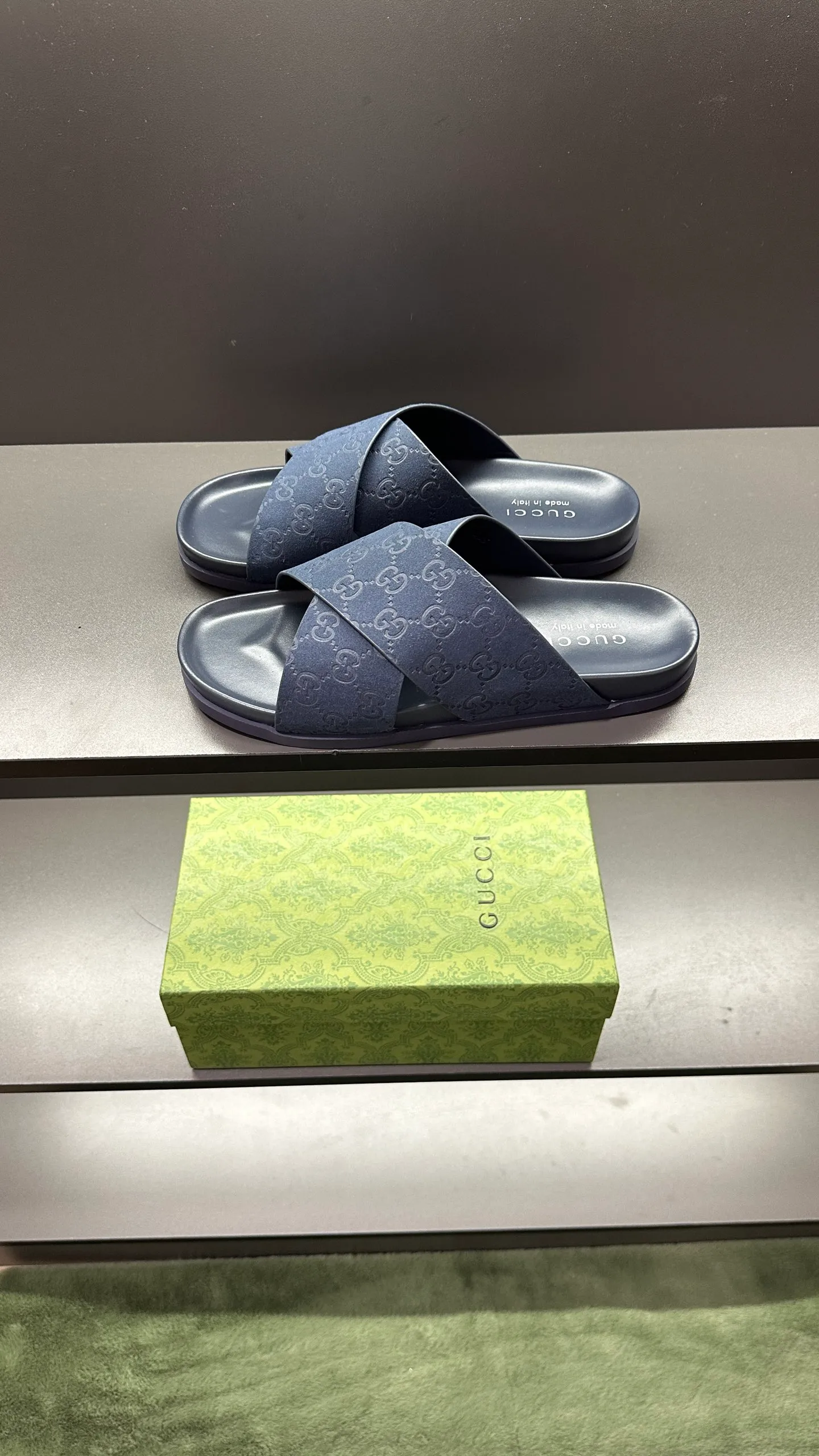 [G Home New Style] P: 300💰Men's size 39~45, (46. Customized) This slipper is made of GG polyester fiber and is decorated with a Gucci label on the front, which adds a striking logo feel to the style. "Gucci Made in Italy" stamped label Rubber sole Flat Made in Italy